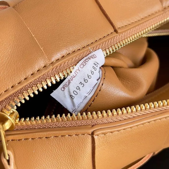 Batch 1460 #B's new model is coming! BRICK CASSETTE armpit bag, the traditional woven logo is instantly recognizable✅ Large grid weaving has always been fashionable, armpit bags are even more fashionable and foreign-style. Elegant big brick🧱 Sheepskin material is light and comfortable, has a huge sense of capacity and space, has a dark layer inside, practical inside, fashionable appearance design, durability and temperament coexist. Elegant big brick, come and plant the same underarm bag from star Zhou Yutong! Size: 28x14x10 Model: 9306